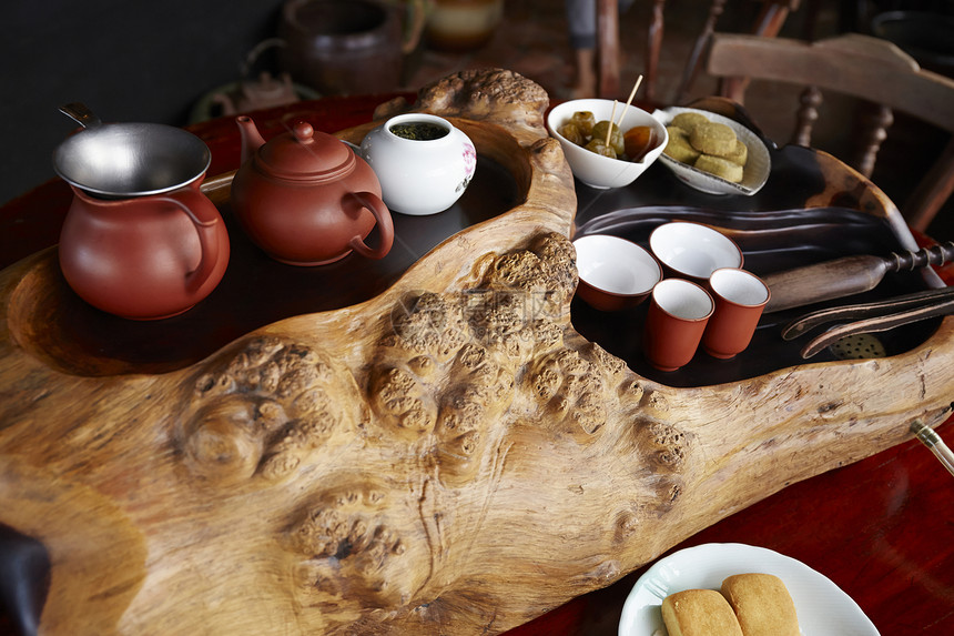 茶桌上的雅致風(fēng)情 臺(tái)灣茶具與點(diǎn)心的精致對(duì)話